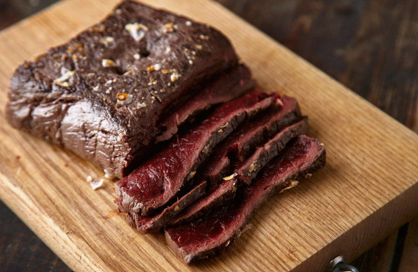 Suszona wołowina Beef Jerky i suszona polędwiczka wieprzowa – czym różnią się te mięsne przekąski? Suszona wołowina Beef Jerky i suszona polędwiczka wieprzowa – czym różnią się te mięsne przekąski?